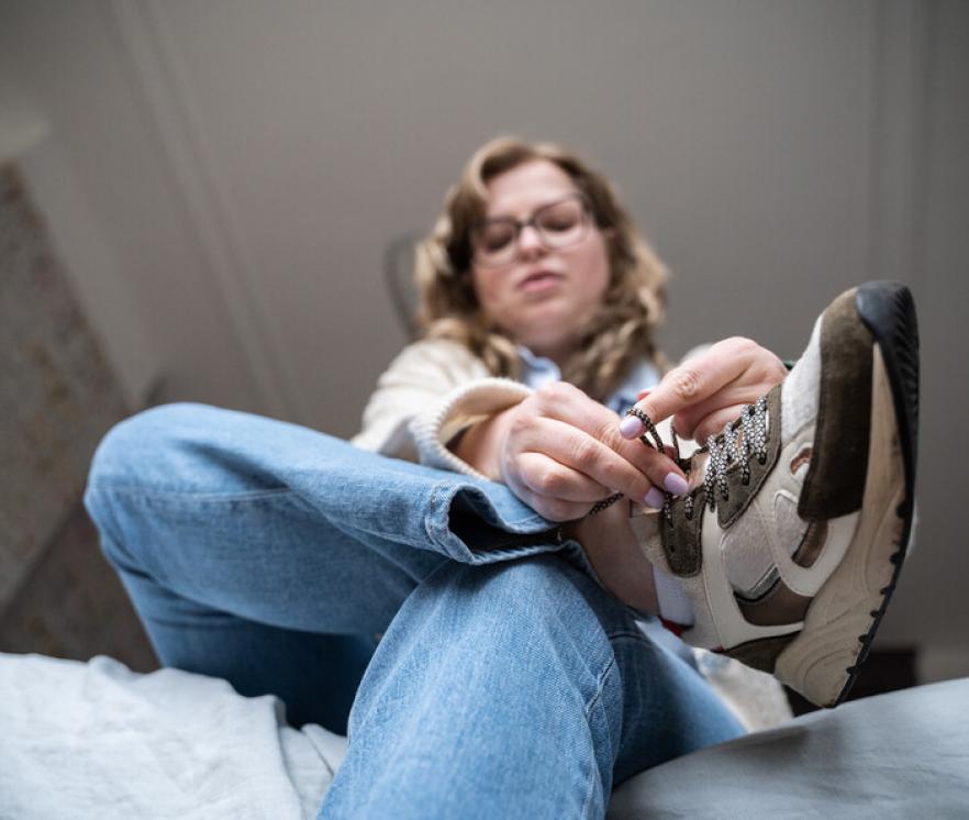 Vrouw schoen aantrekken