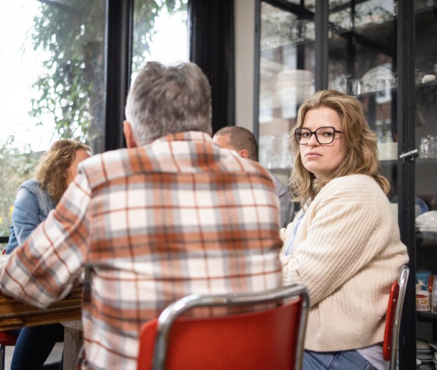 Vrouw aan tafel