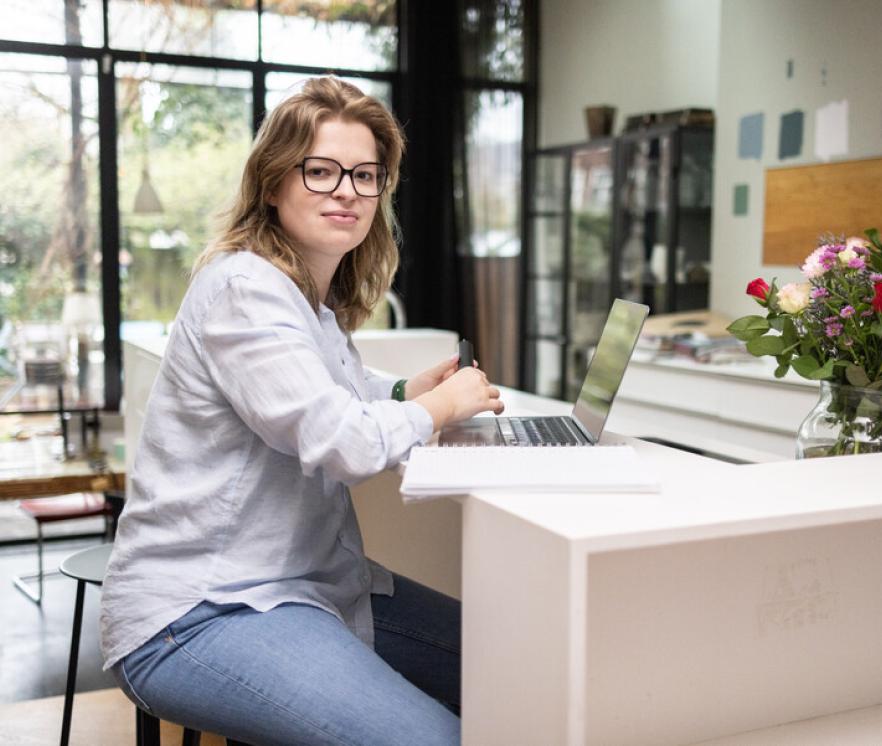 Ervaringsdeskundige achter laptop