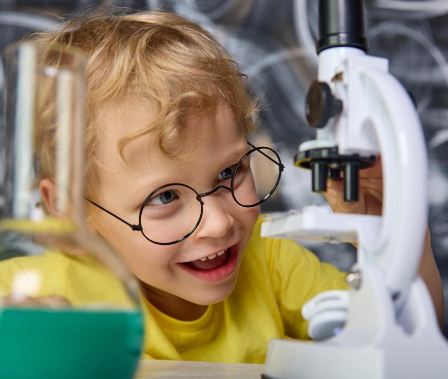 Onderzoek jeugdreuma microscoop kind