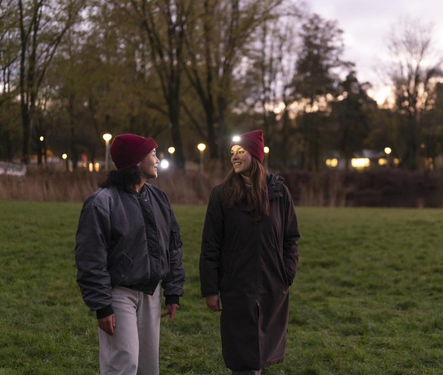 Foto van twee vrouwen met ReumaNederland LED-muts