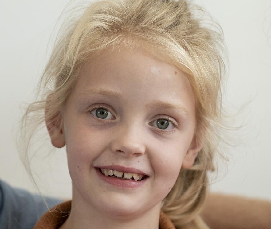 Esmee met ouders - jeugdreuma RTL Boulevard